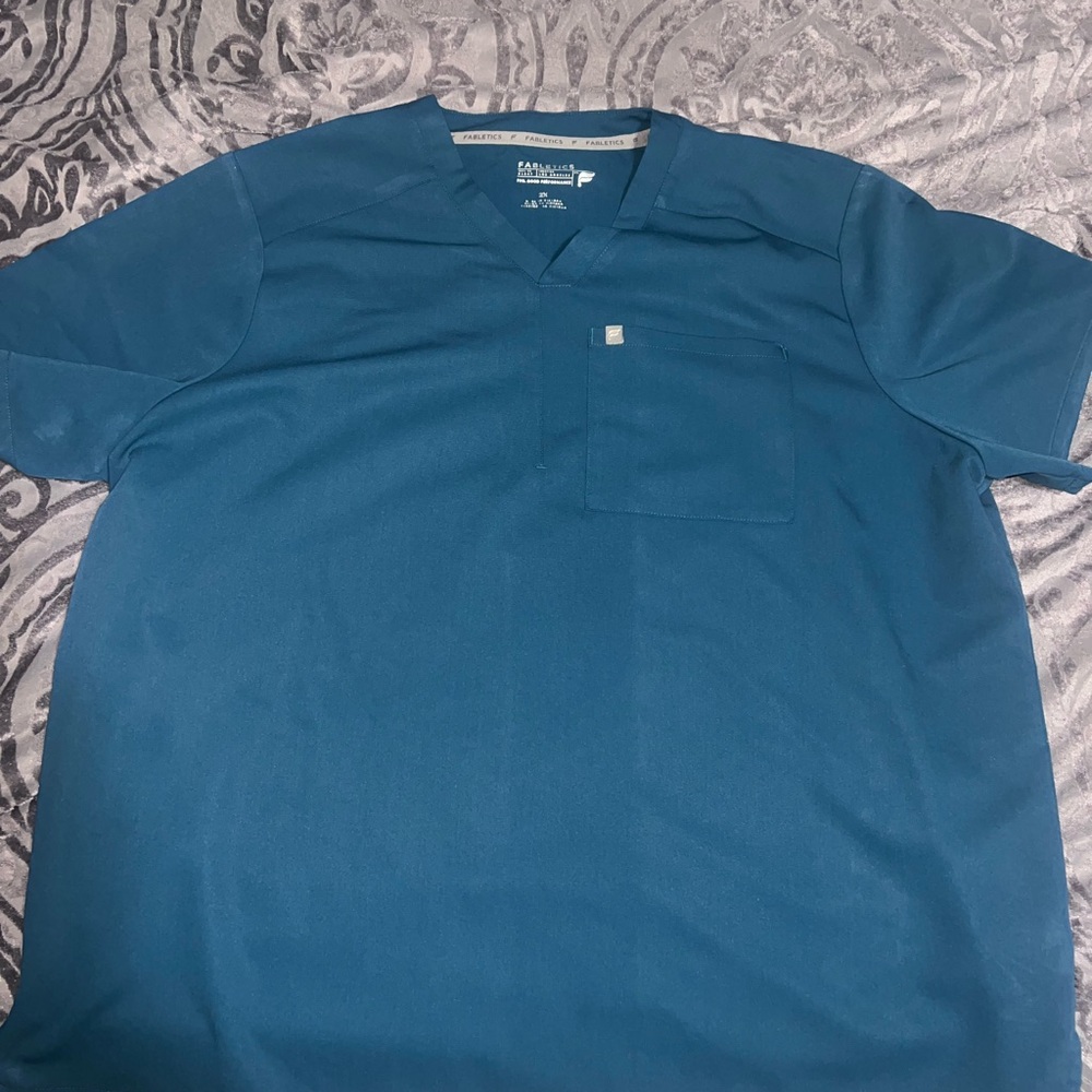 Fabletics Men’s Caribbean Blue Short Sleeve scrub top